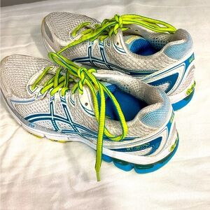 Women’s Asics gel walking/ running shoes